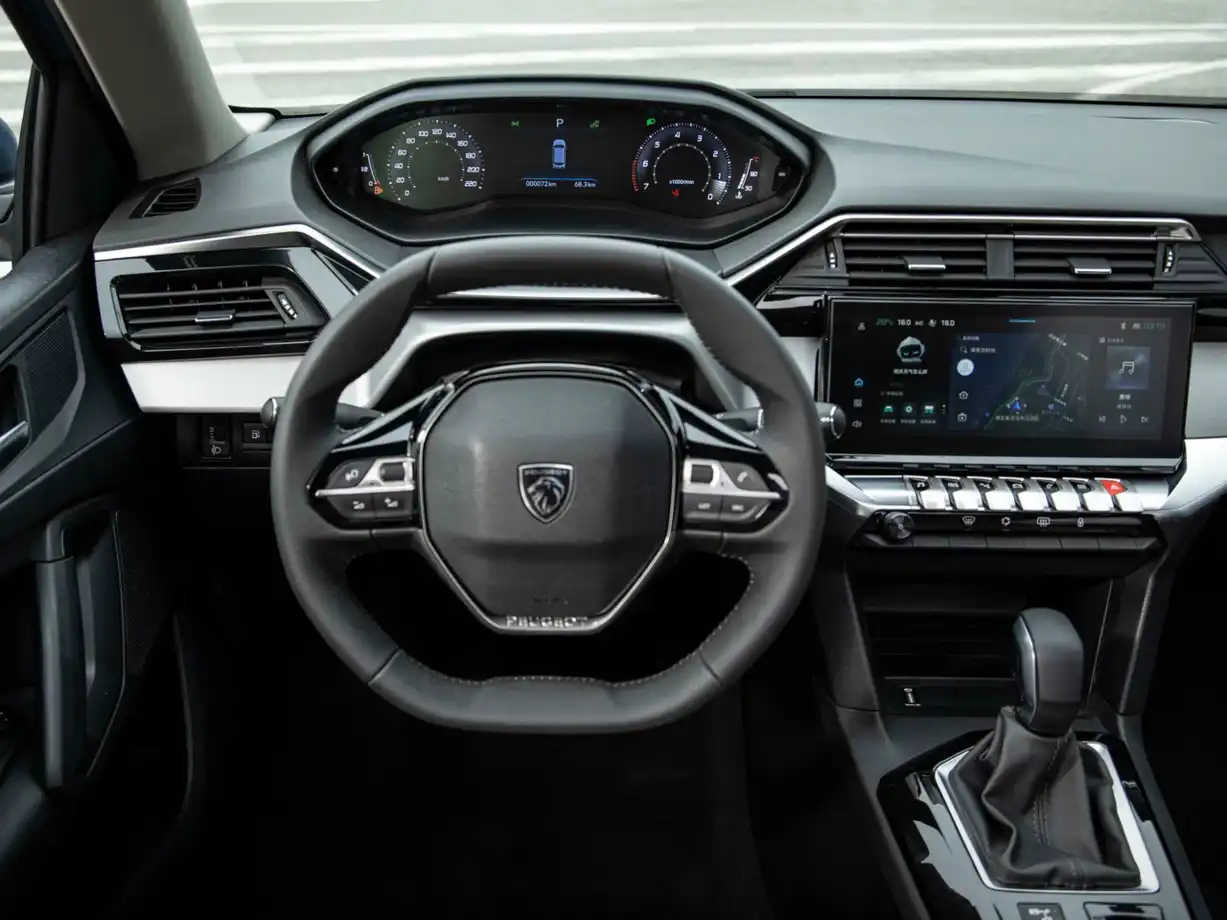 Место водителя Peugeot 408