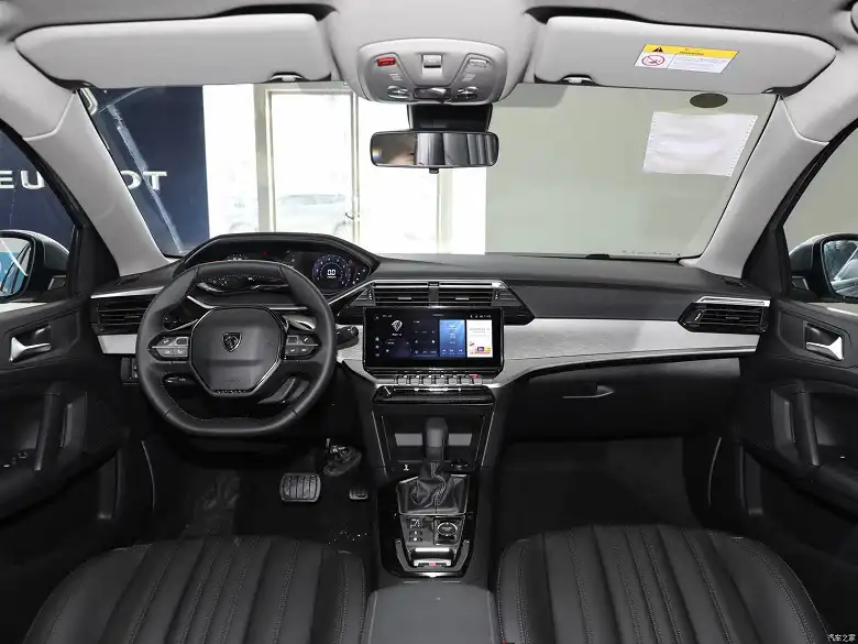Интерьер Peugeot 408