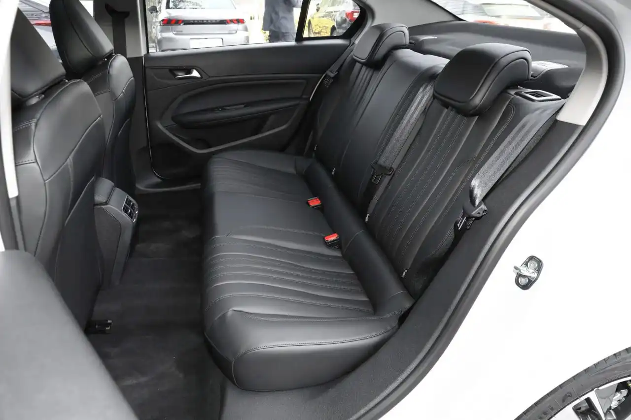 Задний ряд Peugeot 408