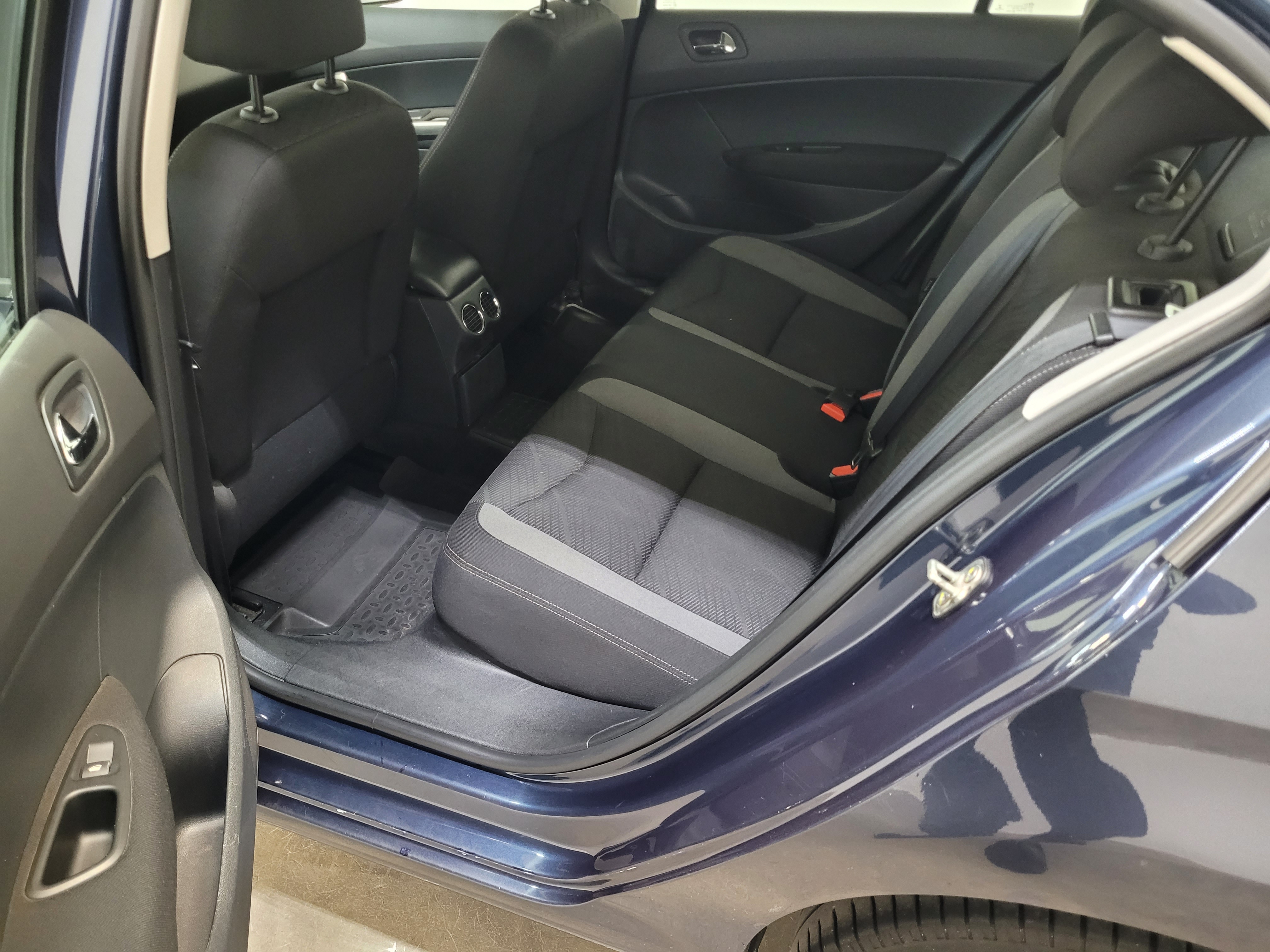 Peugeot 408 -