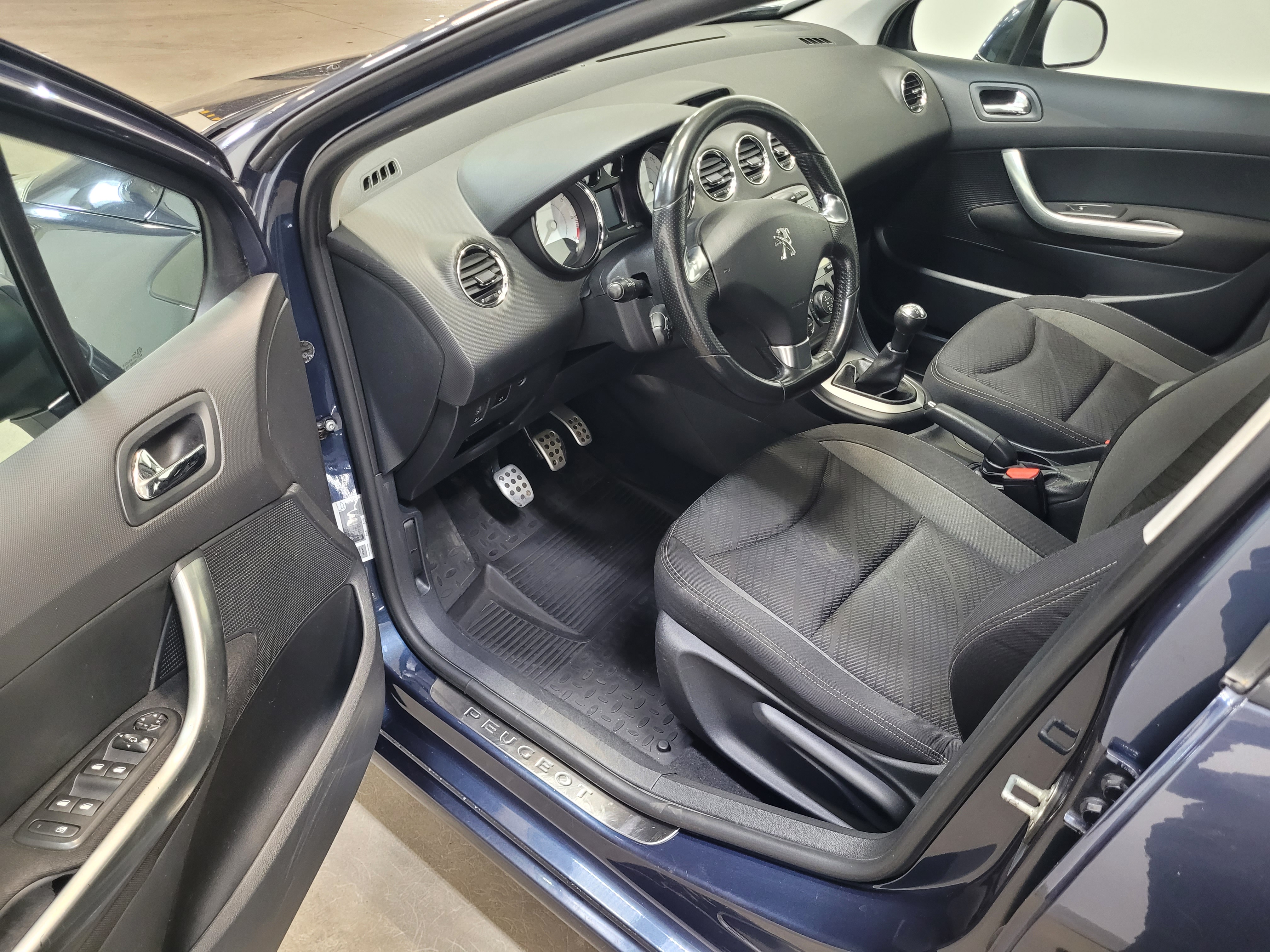 Peugeot 408 -