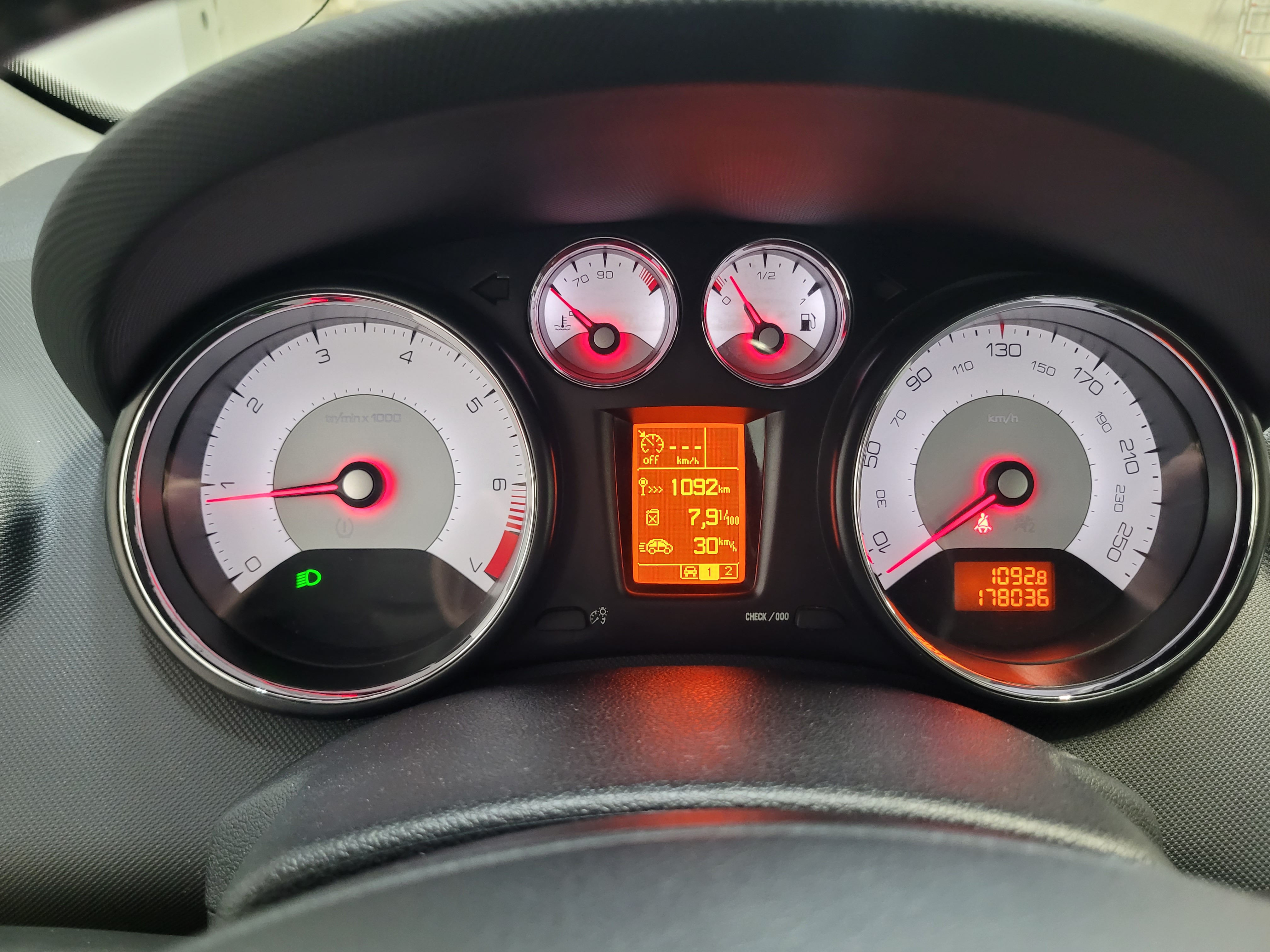 Peugeot 408 -