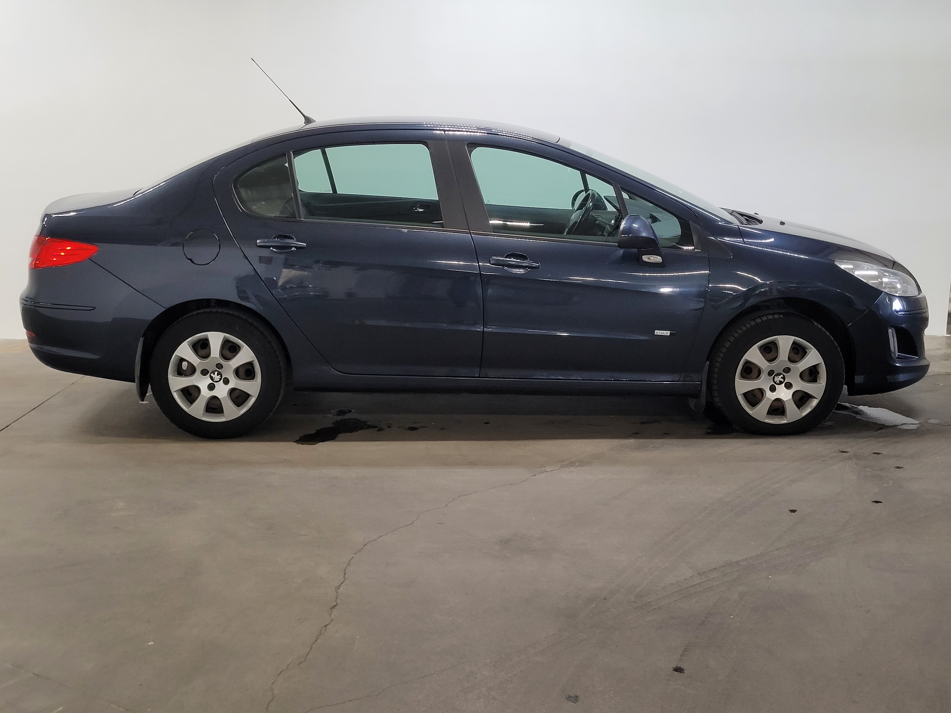 Peugeot 408 -