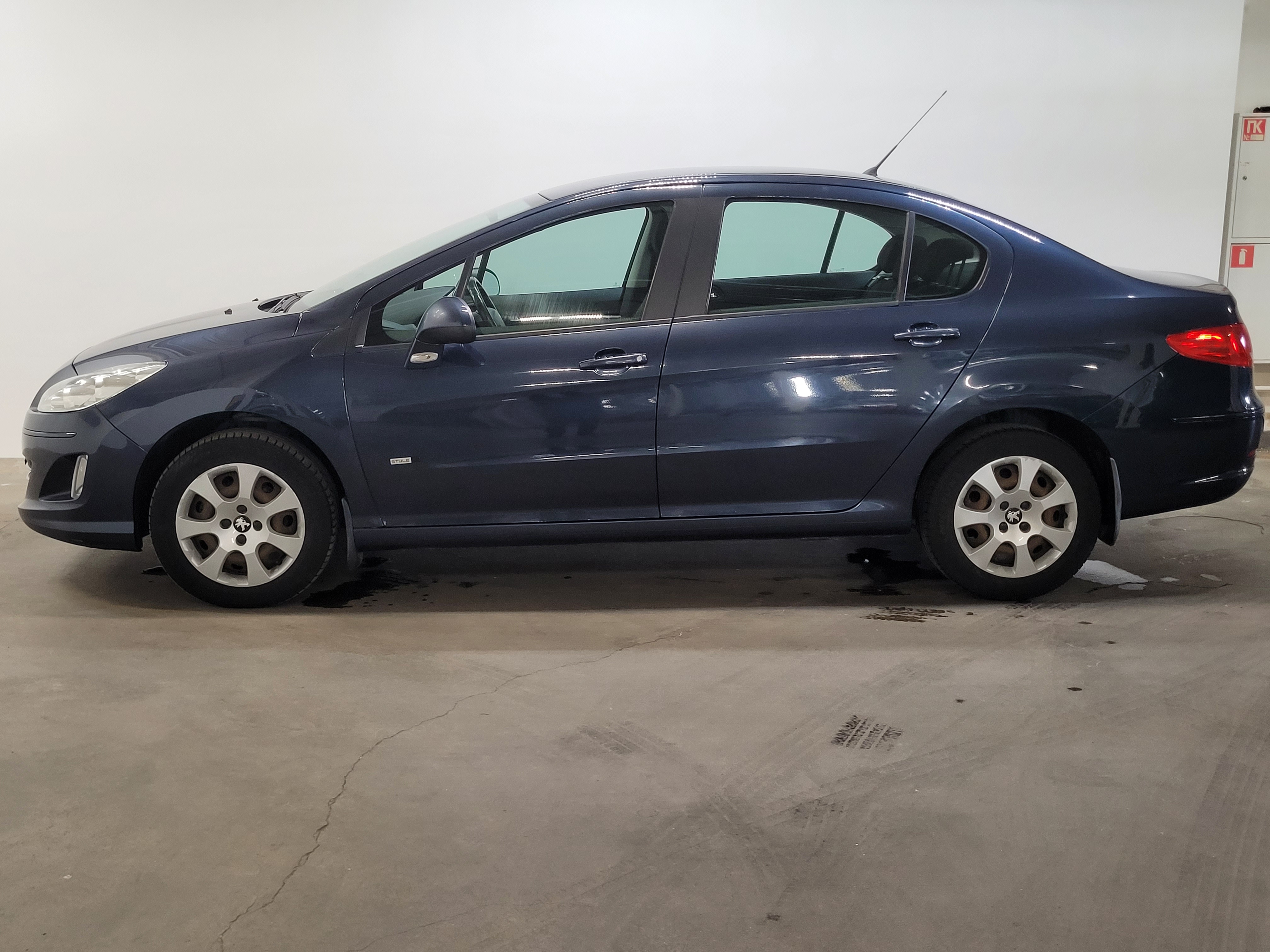 Peugeot 408 -