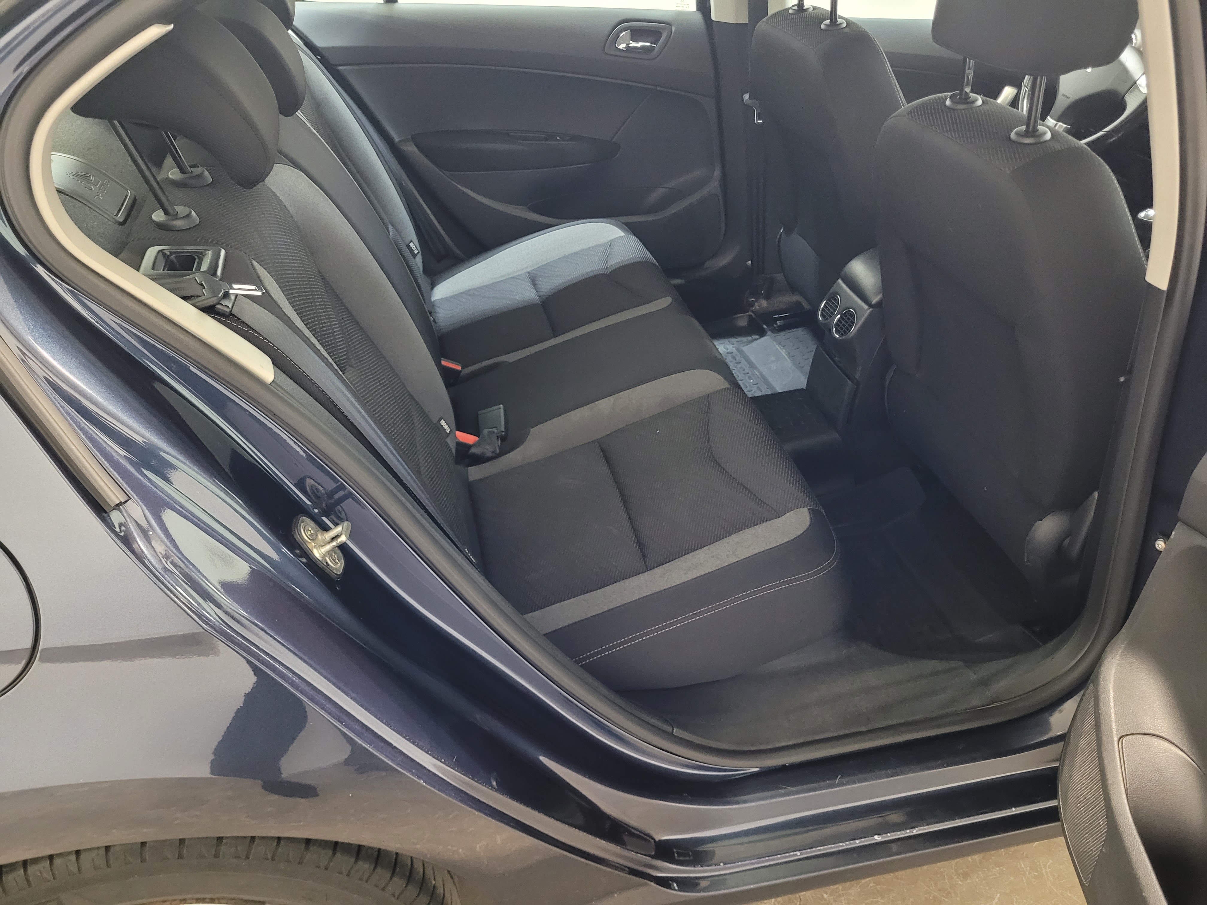 Peugeot 408 -