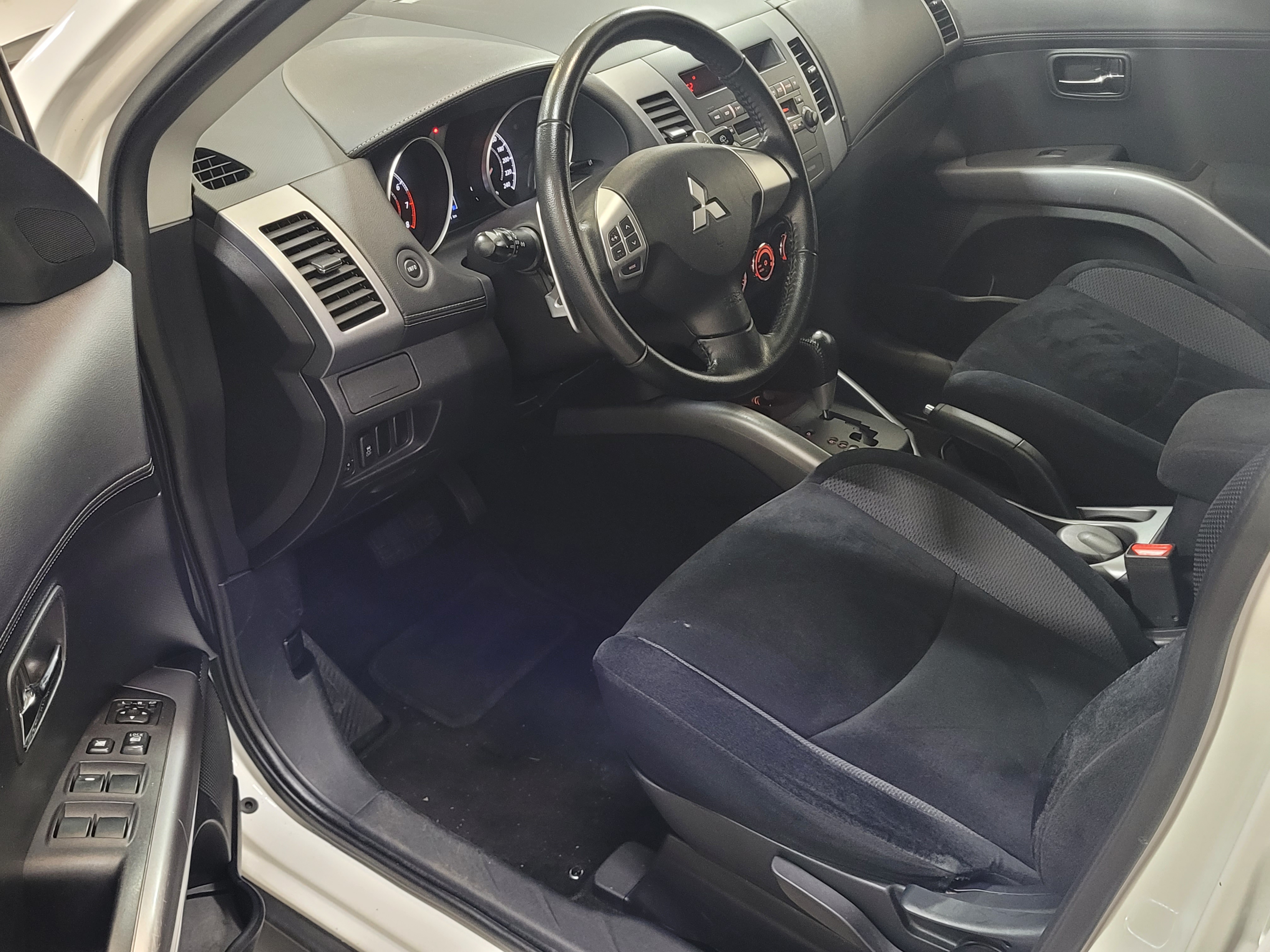 Mitsubishi Outlander -