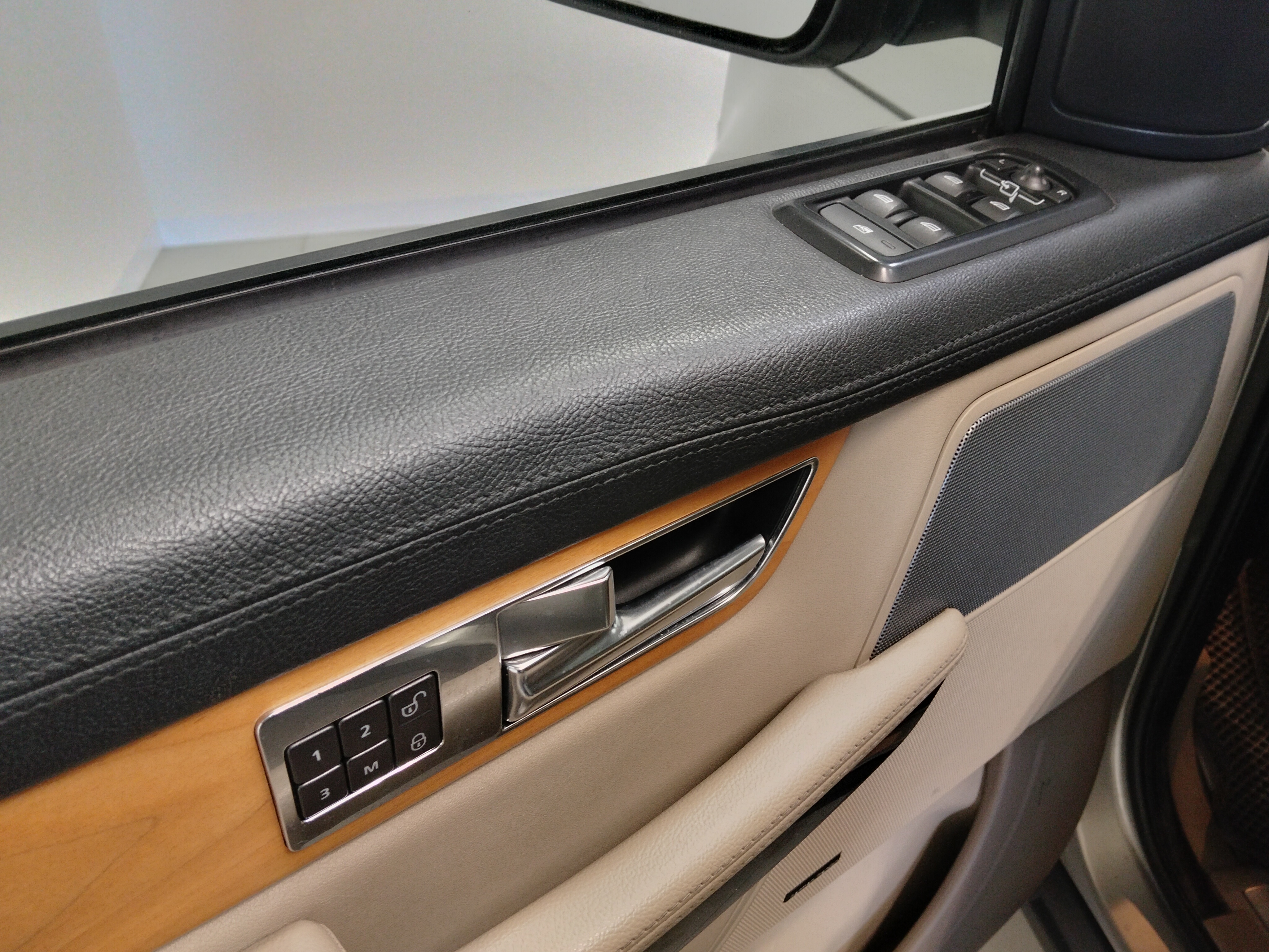 LAND ROVER -